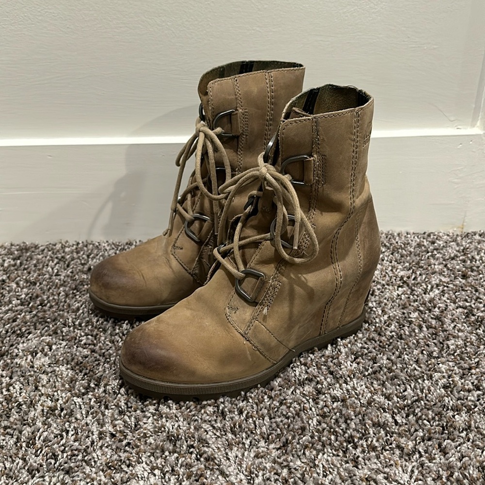 Sorel Joan of Artic Wedge bootie. Tan. Size 7.5